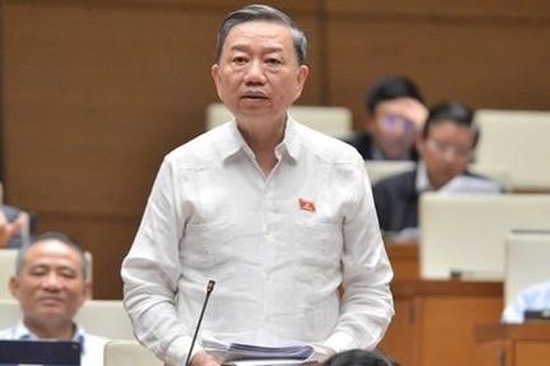 Đã đến lúc cần xử lý hình sự người sử dụng giấy tờ giả