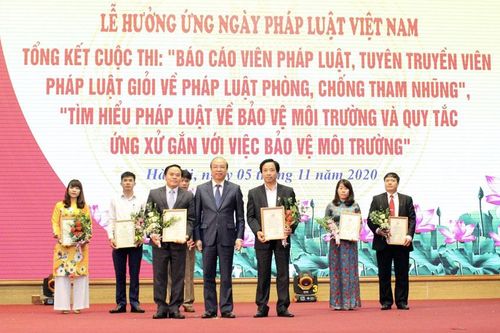 Sống, làm việc theo Hiến pháp và pháp luật