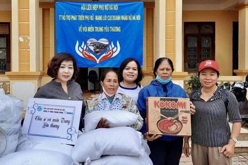 Phụ nữ Thủ đô thăm, trao tặng quà nhân dân miền Trung