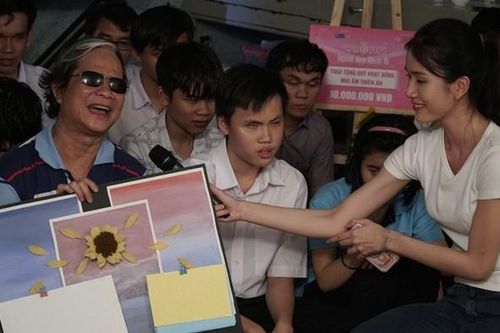 Tập 2 Người Đẹp Nhân Ái: Thí sinh Hoa Hậu Việt Nam 2020 tri ân người lái đò khiếm thị