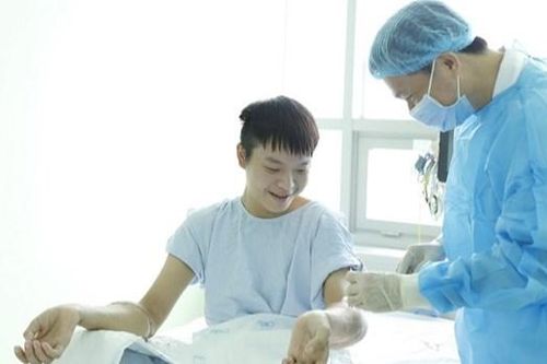 Kỳ tích ghép hai cẳng bàn tay cho nam thanh niên 18 tuổi