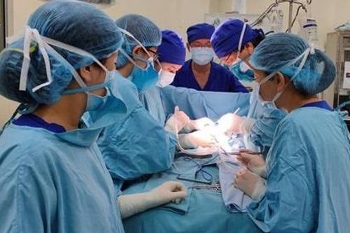 Bé trai mắc hội chứng thai ký sinh
