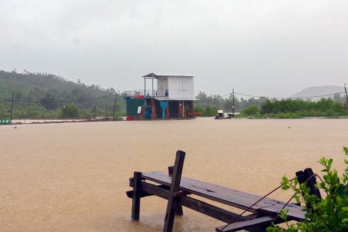 Khánh Hòa mưa to, nhiều nơi mất điện trước khi bão số 12 đổ bộ