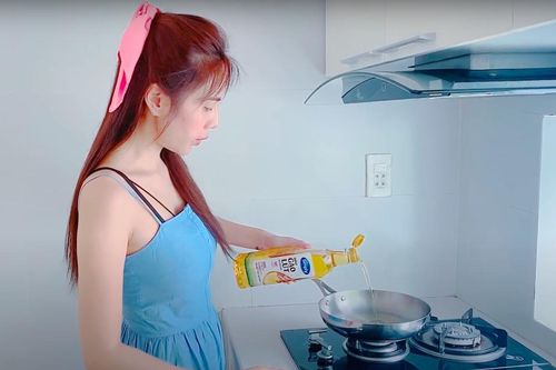 Thủy Tiên chia sẻ bí quyết làm heo quay da giòn trong 20 phút