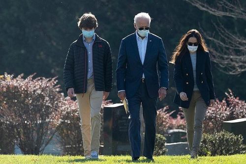 Cháu trai 14 tuổi, cao 1,83 m của ông Joe Biden