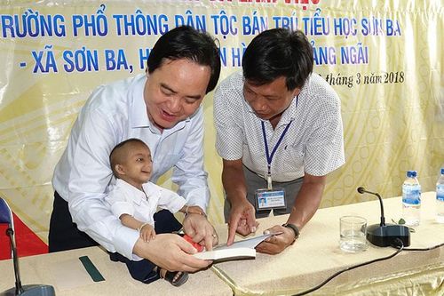 Cậu học trò tí hon qua đời