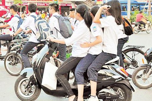 Người lớn phải làm gương cho con trẻ