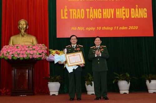 Trao Huy hiệu 50 năm tuổi Đảng tặng Thượng tướng Nguyễn Thành Cung