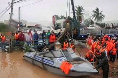 Khánh Hòa đưa hơn 600 người dân huyện Vạn Ninh tránh lũ an toàn