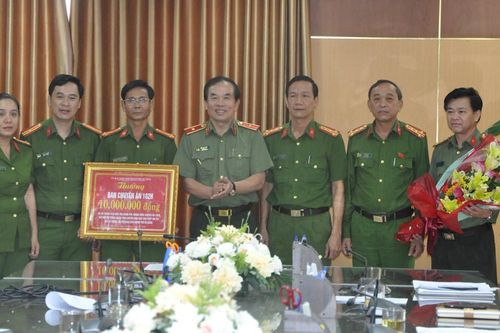 Khen thưởng ban chuyên án bắt đối tượng mua bán khoảng 2kg ma túy tổng hợp