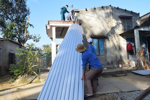 Lợp nhà cho người dân vùng bão