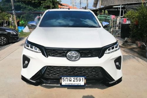 Xem dân Thái 'chơi lớn', độ đầu Toyota Fortuner Legender cho Hilux