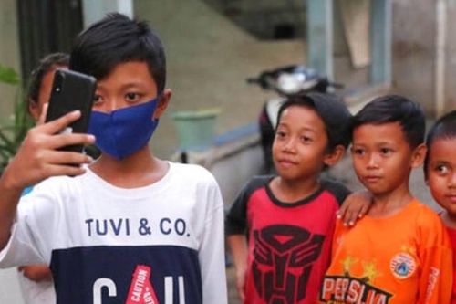 Indonesia: Phát điện thoại di động cũ cho trẻ em nghèo