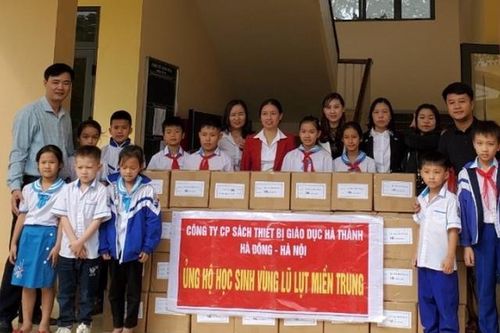 15 nghìn cuốn vở được trao tận tay học sinh vùng lũ Hà Tĩnh