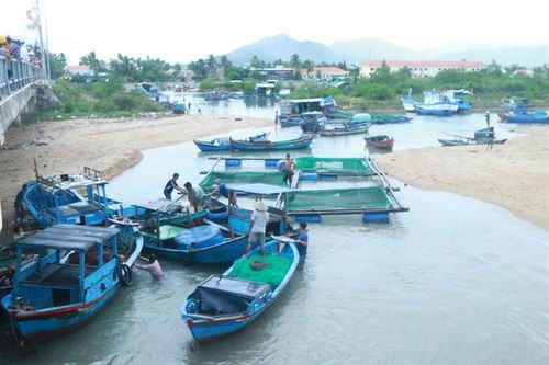 Bão số 12 đang đổ bộ vào Khánh Hòa