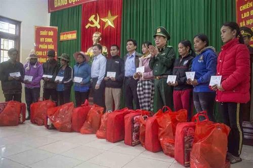 Thăm, tặng quà cán bộ, chiến sĩ và nhân dân huyện Tây Giang bị thiệt hại do mưa lũ
