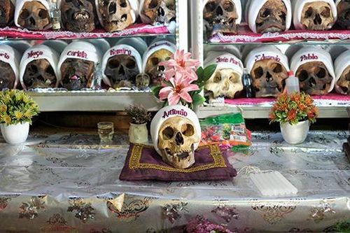 Người Bolivia trang trí đầu lâu để tôn vinh người đã mất