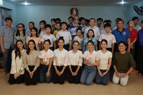 Thí sinh Hoa Hậu Việt Nam tổ chức đêm nhạc cho trẻ em khiếm thị tại mái ấm Thiên Ân