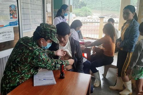 Khám bệnh, phát thuốc cho bà con vùng cô lập