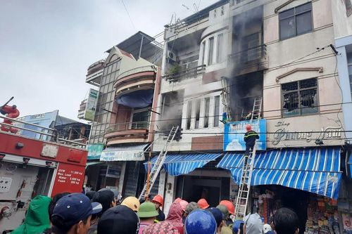 Cháy nhà dân dữ dội trong gió bão