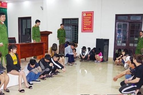 10 cô gái cùng hàng chục thanh niên thác loạn trong khách sạn