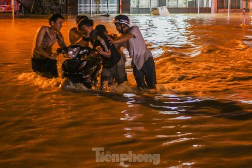 Lũ xuống bất ngờ, xe cộ 'bơi' trong biển nước ở TP Quy Nhơn