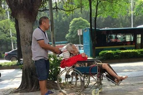 Bà lão 87 tuổi bị con đẩy ra đường mỗi đêm, sáng mới được vào nhà