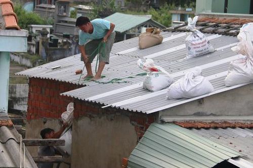 Chằng chống nhà cửa chống bão, người đàn ông té ngã tử vong