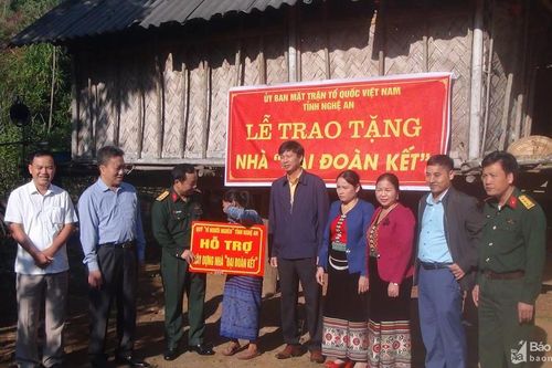 Chỉ huy trưởng Bộ CHQS tỉnh Nghệ An vui Ngày hội Đại đoàn kết tại Quế Phong