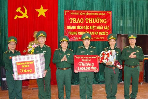 Trao thưởng cho Đồn Biên Phòng Cửa khẩu quốc tế Nậm Cắn vụ truy bắt 30 bánh heroin