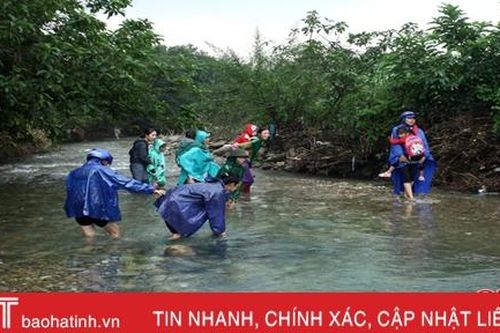 Cầu dân sinh bị cuốn trôi, người dân Kỳ Thịnh băng suối cõng con tới trường