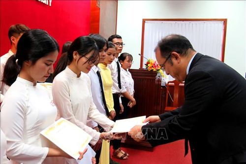 Trao học bổng hỗ trợ sinh viên Đại học Huế