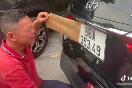 Clip: Biểu cảm khó đỡ của chủ xe ô tô khi bốc trúng biển số 4953