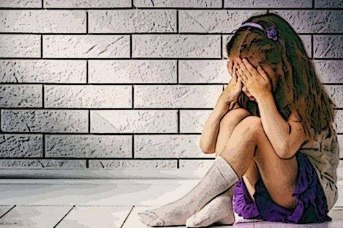 Dụ dỗ con gái riêng chơi bịt mắt trốn tìm để thực hiện ý đồ ấu dâm