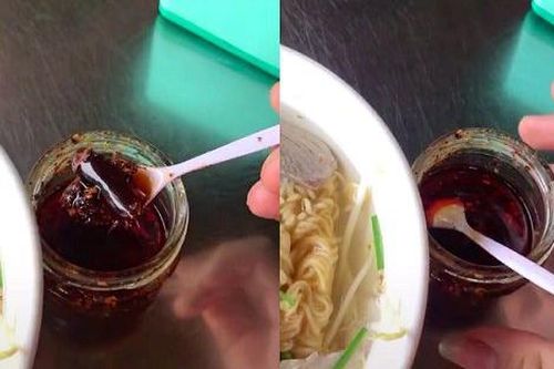 Ghé căn - tin gọi tô mỳ tôm chống đói, nam sinh đành nhịn luôn bữa sáng khi vừa mở nắp hủ gia vị sa tế