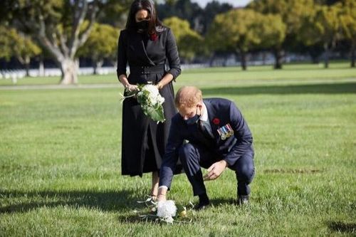 Hoàng tử Harry và Meghan bị giễu là dùng 'chiêu trò PR' khi đặt hoa tưởng niệm ở nghĩa trang