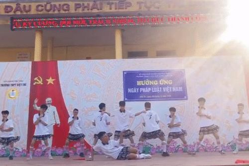 Dàn nam sinh mặc váy, tự tin trình diễn tiết mục nhảy hiện đại khiến toàn trường la hét vì quá lôi cuốn