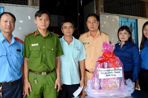 Thăm hỏi các gia đình nạn nhân tử vong do tai nạn giao thông