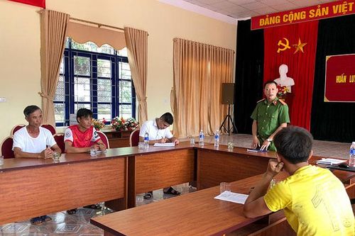 Những cán bộ hòa giải đeo quân hàm đỏ