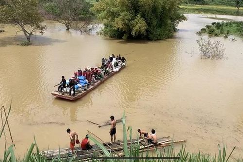 Đắk Lắk: Mưa tầm tã, hàng ngàn người bị cô lập