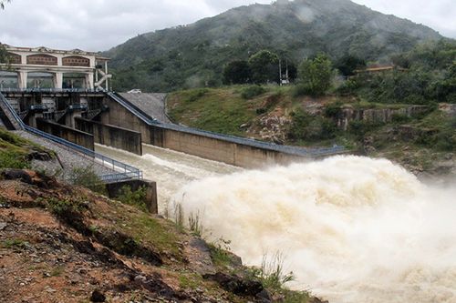Một tàu cá bị chìm, nhiều hồ tăng mức xả lũ