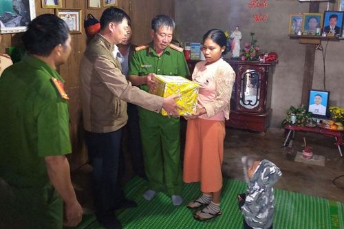 Thăm hỏi các gia đình có nạn nhân tử vong do tai nạn giao thông