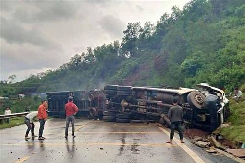 Tuyến Quốc lộ 9 lại ùn tắc do ô tô tải bị lật