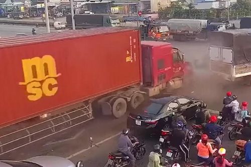 Container lại càn quét tan hoang loạt ô tô xe máy dừng chờ đèn đỏ trên QL1K