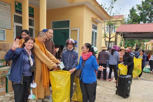 Các đoàn từ thiện tiếp tục tặng quà tại miền Trung