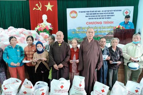 Đoàn Phật giáo Q.8 tặng 1.000 phần quà tại miền Trung