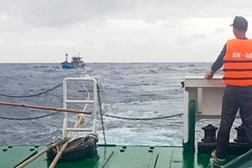 Tàu kiểm ngư cứu tàu cá cùng 13 ngư dân vào đảo Trường Sa an toàn