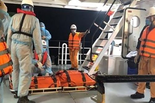 Vượt sóng gió cứu thuyền viên người Trung Quốc bị thương ngoài biển