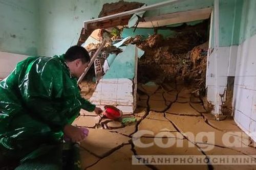 Những ngôi trường bị bão lũ tàn phá thế này, bao giờ mới hồi phục?