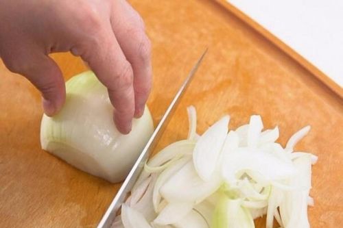 9 mẹo thái hành không cay mắt